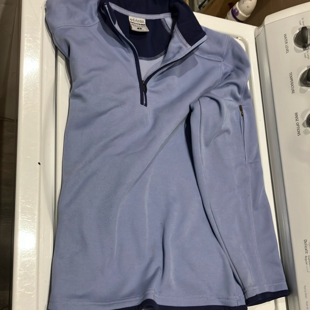 Woman’s Columbia pull over quarter zip sweater